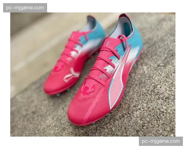 运动品牌推出新一代轻量化球鞋，主打“提升压迫防守下的横向移动效率”。