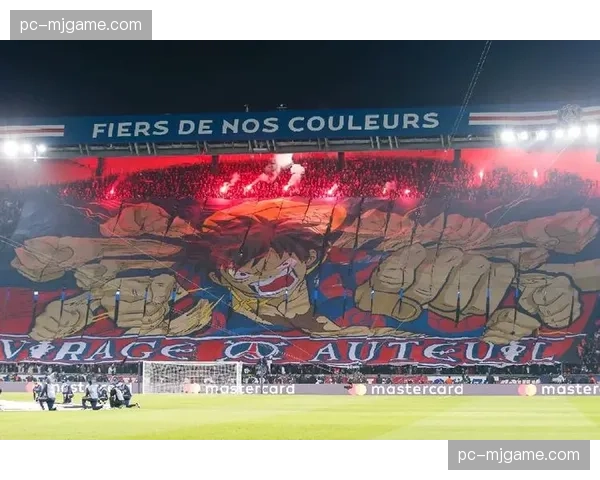 现场：法兰克福球迷看台展示巨型TIFO致敬俱乐部成立127周年